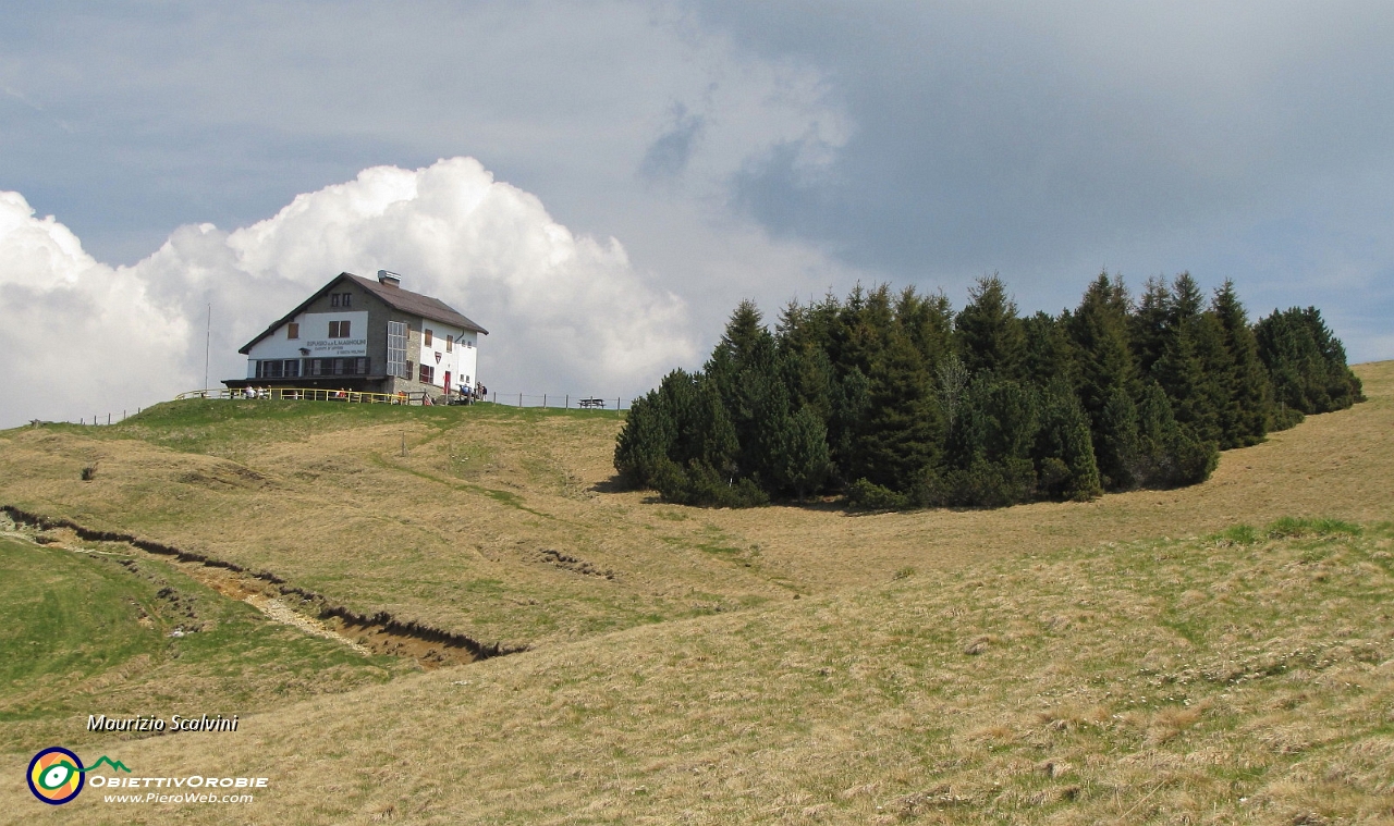 43 Ecco il Rifugio Magnolini..JPG